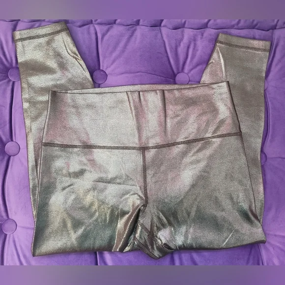 lululemon Align™ High-Rise Pant 25"
Shine In Radiant Foil - Size 14 - Picture 7 of 8